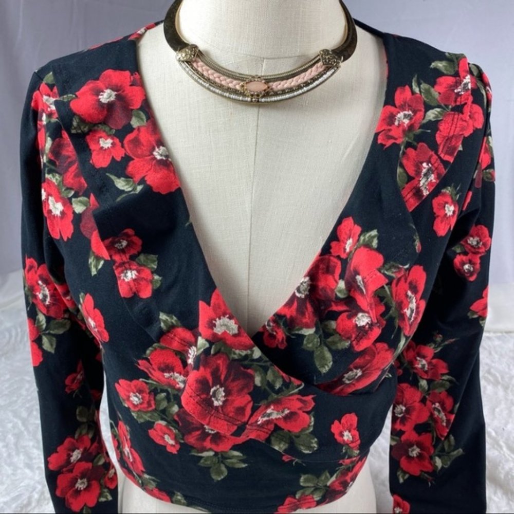 Forever 21 Woven Crop Top floral Long sleeve Black Red Size Large NWT 🌺✨✨